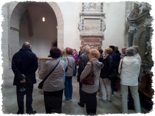 Die ökumenische Reisegruppe vor dem Eingangstor zur Klosteranlage