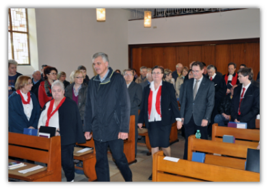 Der Gemeindekirchenrat zeiht mit Frau Huy ein