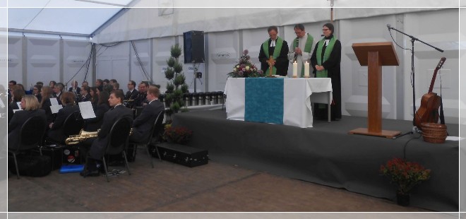 Die Geistlichen im Festzelt