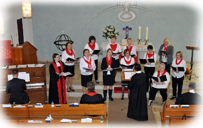 Der Chor gestaltet den Gottesdienst mit schwungvollen Liedern mit