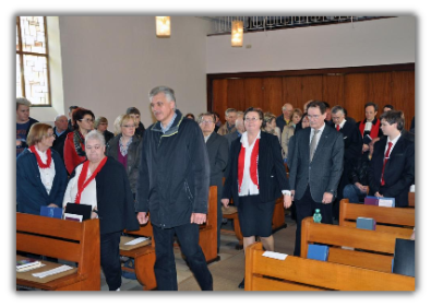 Der Gemeindekirchenrat zeiht mit Frau Huy ein