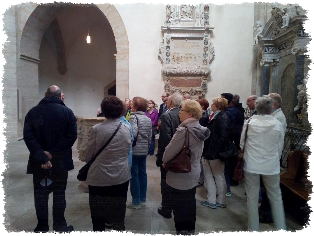 Die kumenische Reisegruppe vor dem Eingangstor zur Klosteranlage