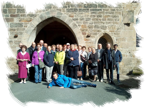 Die kumenische Reisegruppe vor dem Eingangstor zur Klosteranlage