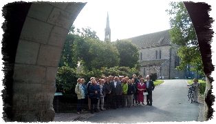 Die kumenische Reisegruppe vor der Klosterkirche Loccum