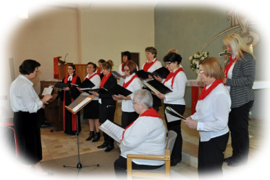 Der Chor gestaltet den Gottesdienst mit schwungvollen Liedern mit